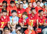 江南体育官方入口-观众席上的助威声不断，为球队加油