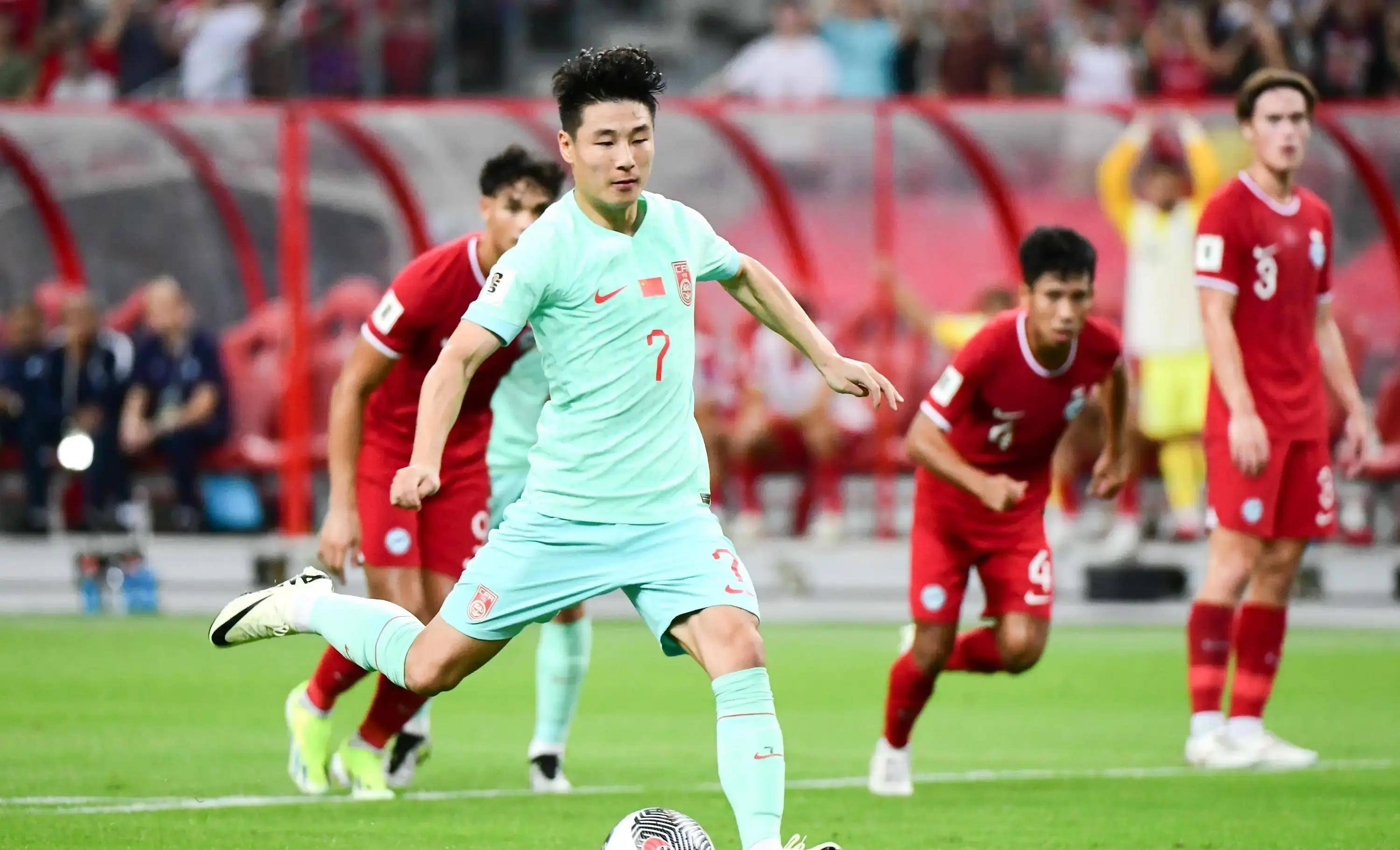 国内足球联赛精彩纷呈，球员表现引人注目
