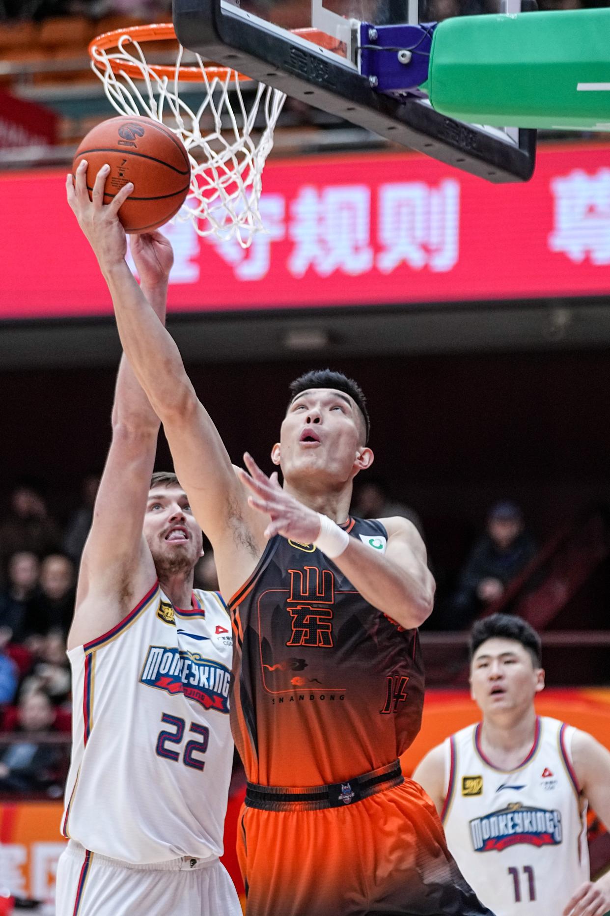 山东男篮备战对抗福建队，全队精神抖擞