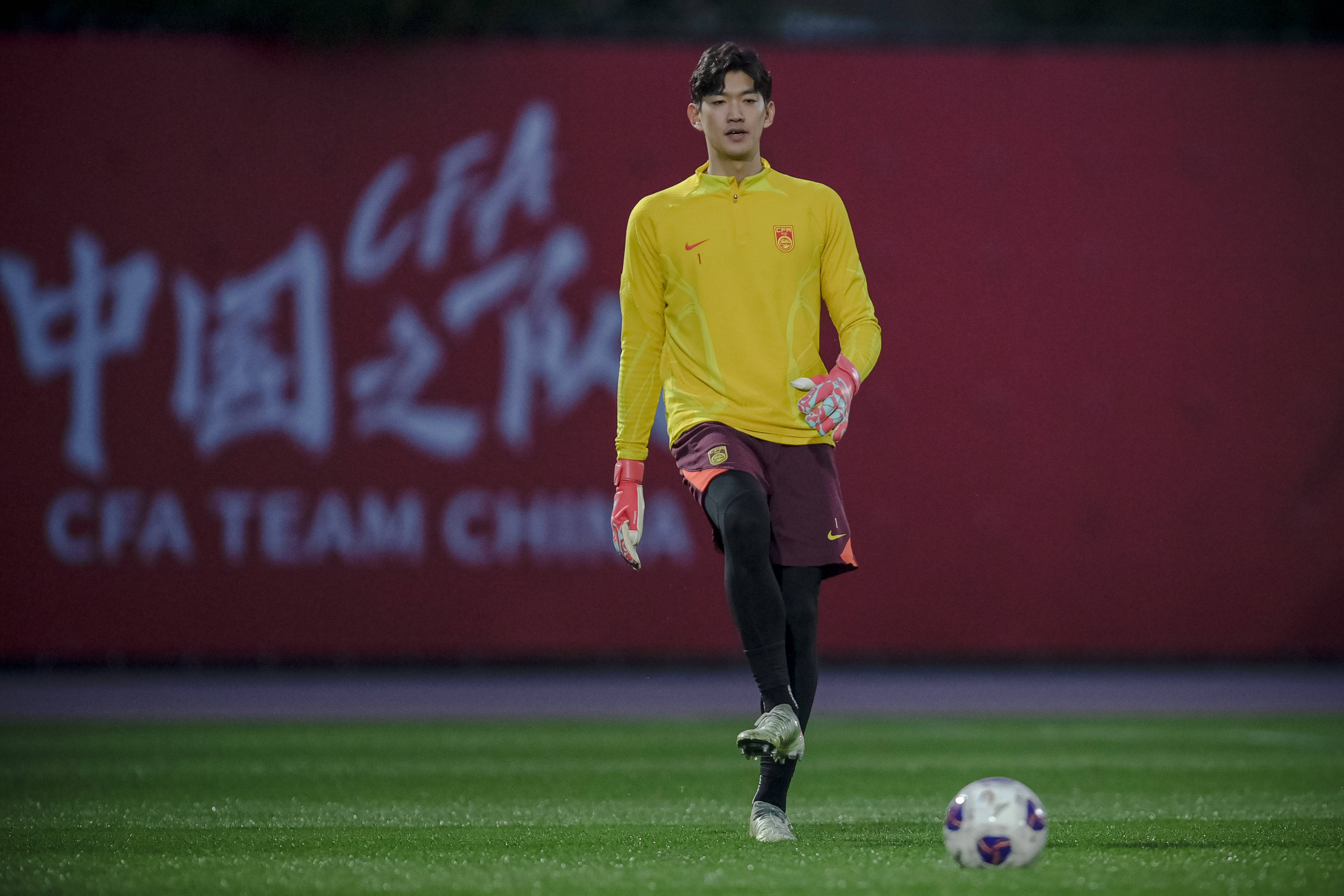 包含国足小胜中国香港王钰栋屡遭侵犯爆发冲突(图)的词条