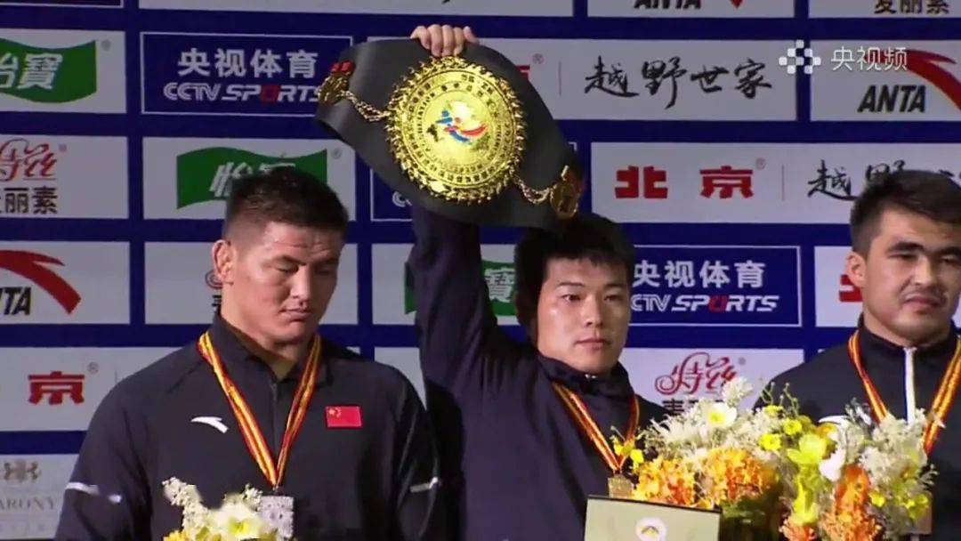 乌克兰摔跤选手高举重要，夺得桂冠